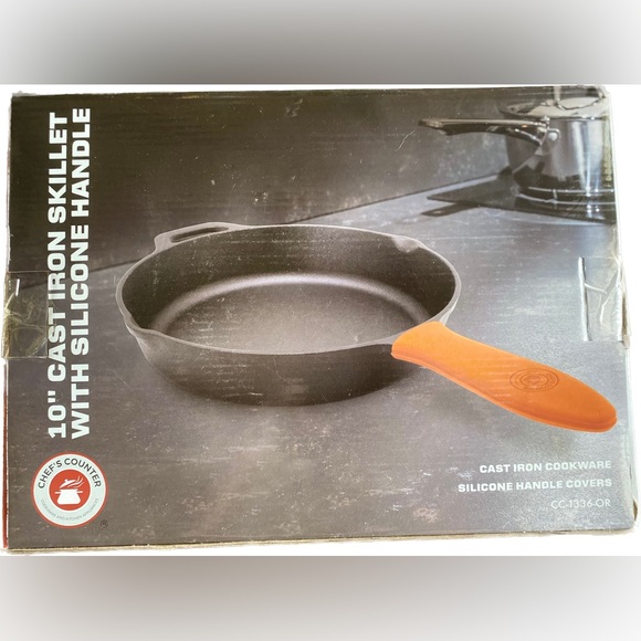 NIB 10” CHEF’S COUNTER CAST IRON SKILLET WITH SILICONE HANDLE - Picture 2 of 5